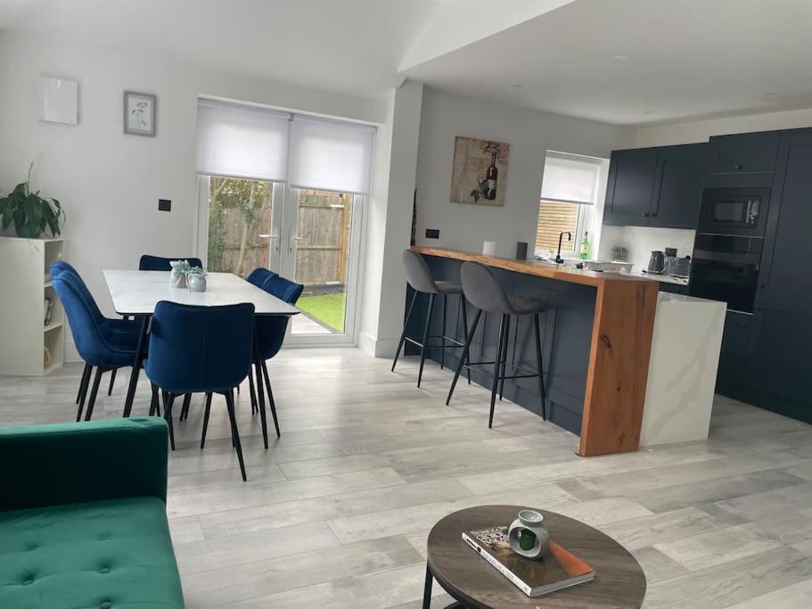 Holiday home Brand New Big House With Garden And Free Parking *