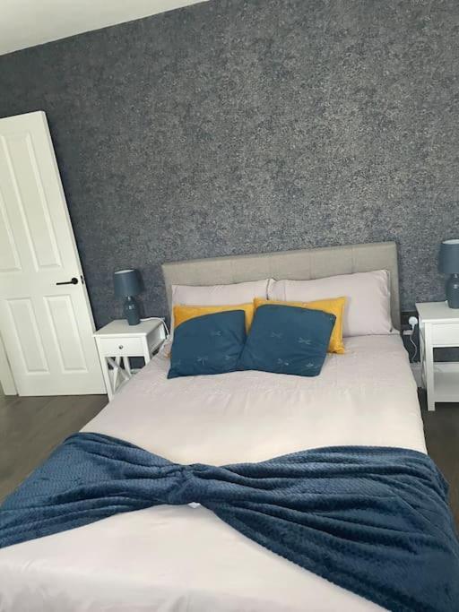 Holiday home Brand New Big House With Garden And Free Parking