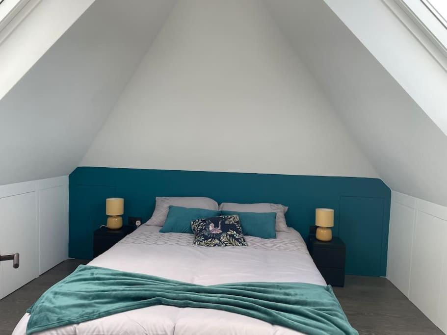 Holiday home Brand New Big House With Garden And Free Parking *