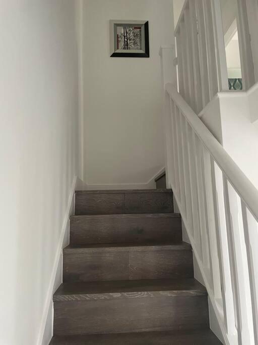 Vakantiehuis Brand New Big House With Garden And Free Parking