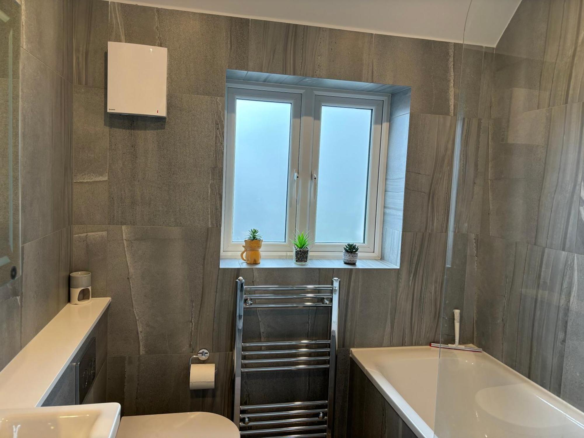Holiday home Brand New Big House With Garden And Free Parking *