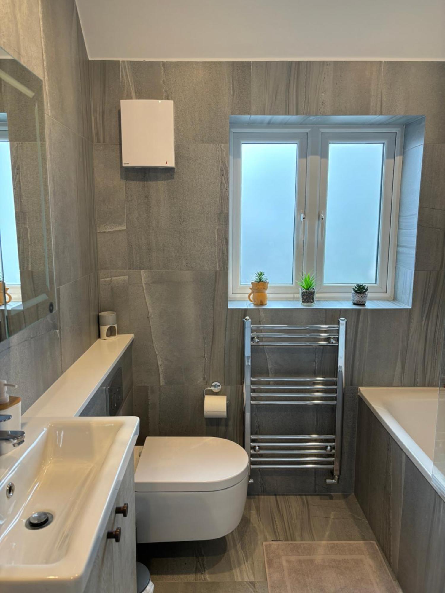 Holiday home Brand New Big House With Garden And Free Parking *
